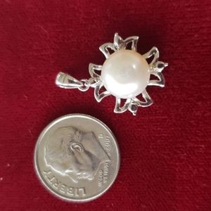 Pearl pendant with silver detail